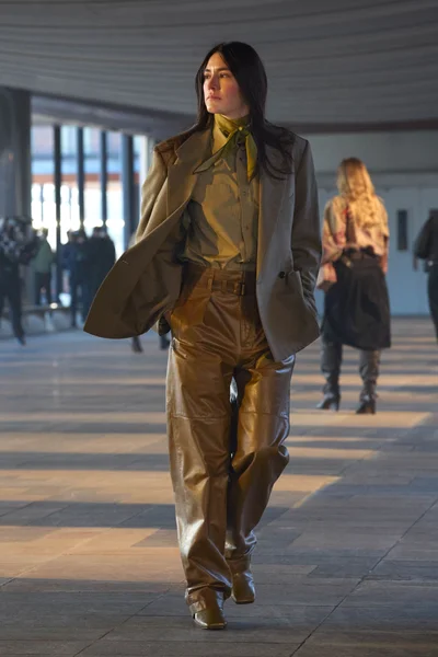 Look 18